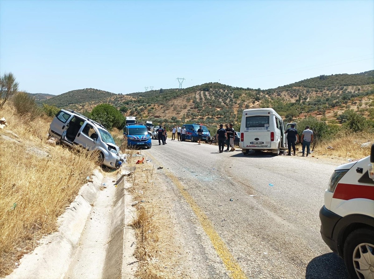Aydın'ın Germencik ilçesinde minibüs ile hafif ticari aracın çarpışması sonucu 14 kişi yaralandı....