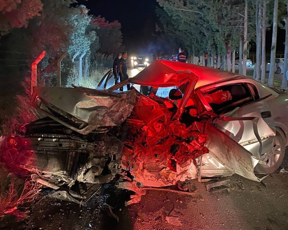 Aydın'ın Söke ilçesinde refüjdeki ağaca çarpan otomobilin sürücüsü yaşamını yitirdi.