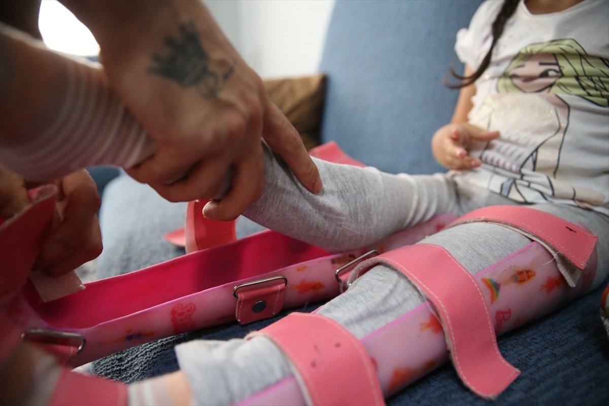 Ayrık omurga hastalığıyla (spina bifida) dünyaya gelen 5 yaşındaki Yağmur Çolak, yanından hiç...