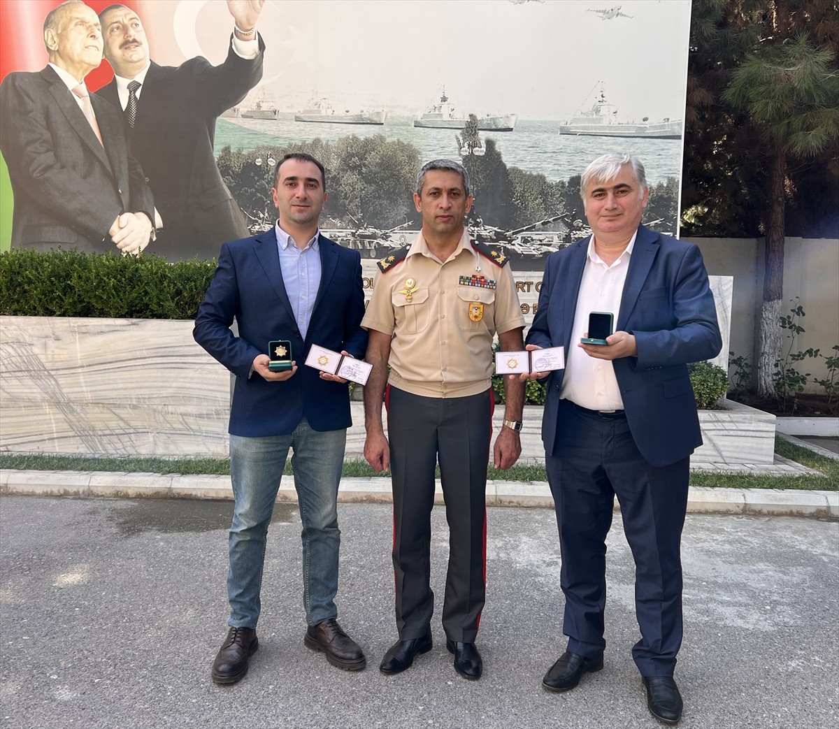 Azerbaycan Savunma Bakanı Zakir Hasanov, Anadolu Ajansı (AA) Azerbaycan muhabirleri Ruslan Rehimov...