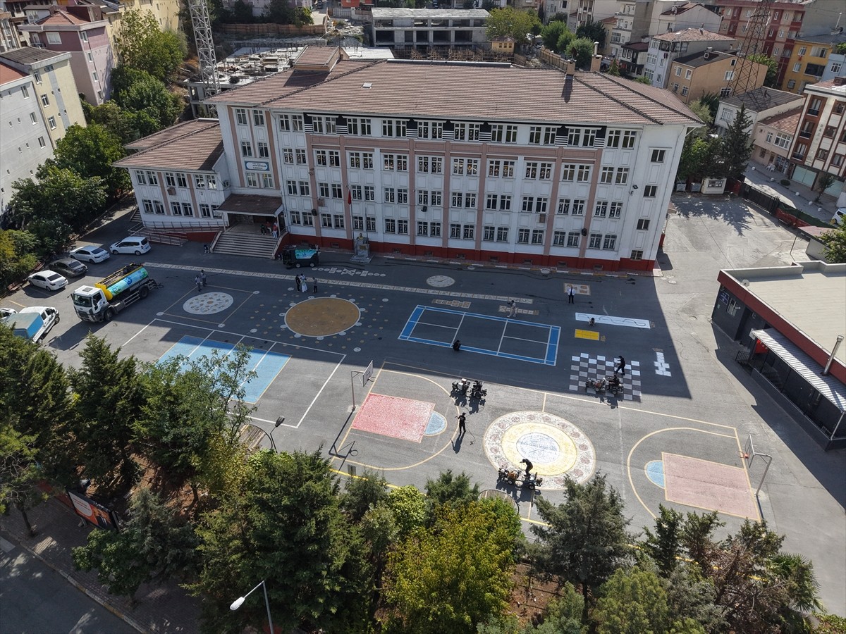 Bağcılar Belediyesi, yeni eğitim öğretim yılına hazırlık kapsamında okul bahçelerinde öğrenciler...