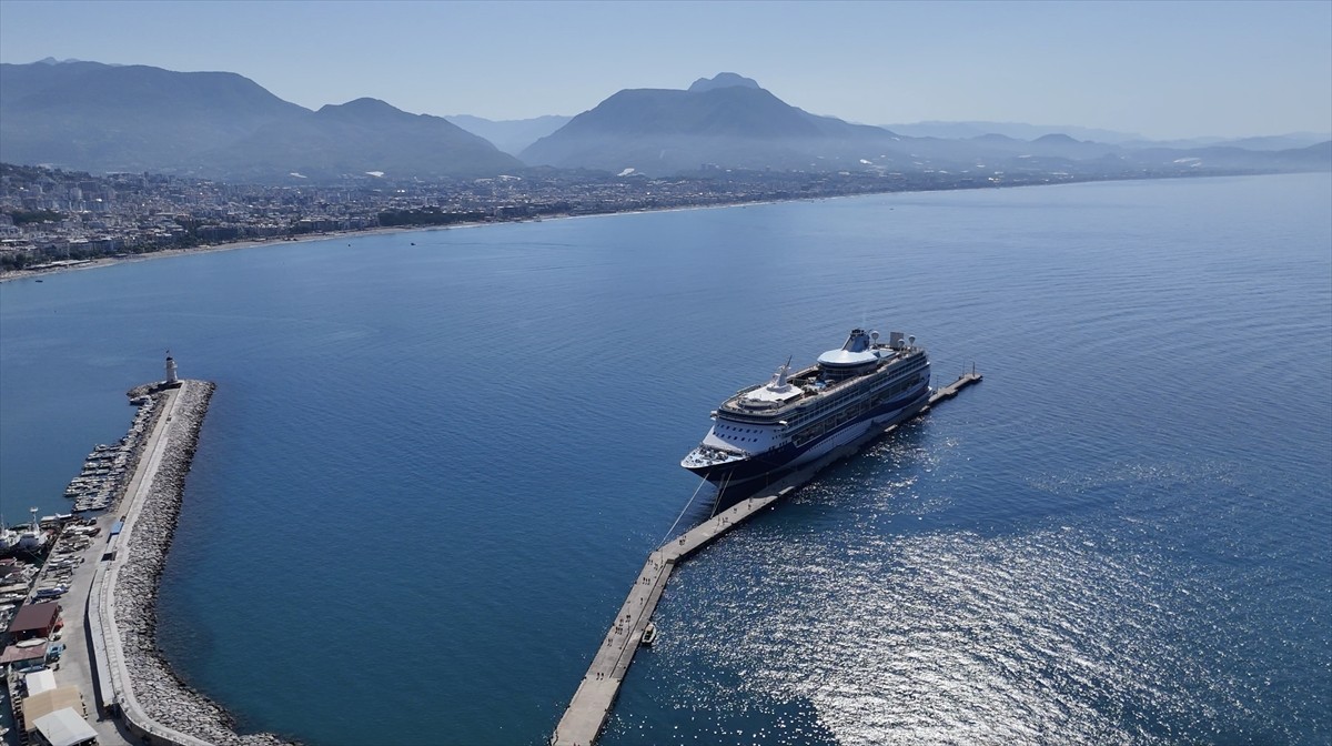 Bahama bayraklı kruvaziyer "Marella Discovery 2", Antalya'nın Alanya ilçesine geldi. 