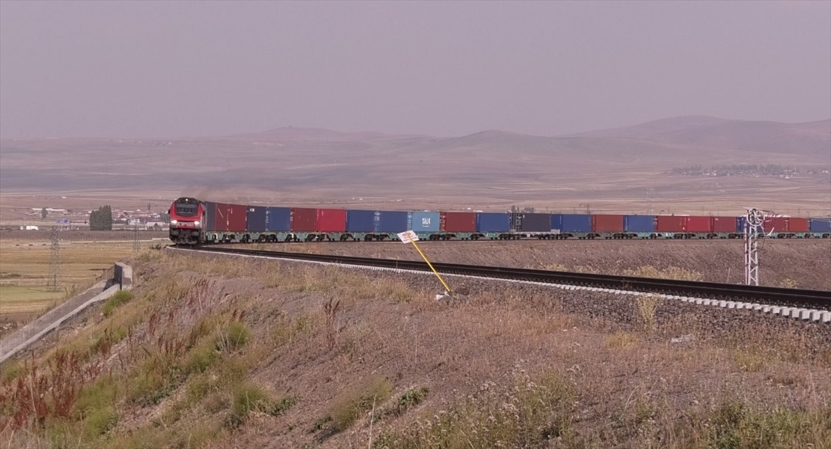 Bakü-Tiflis-Kars Demiryolu (BTK) hattıyla yılın ilk 7 ayında 250 bin ton yük taşındığı bildirildi....