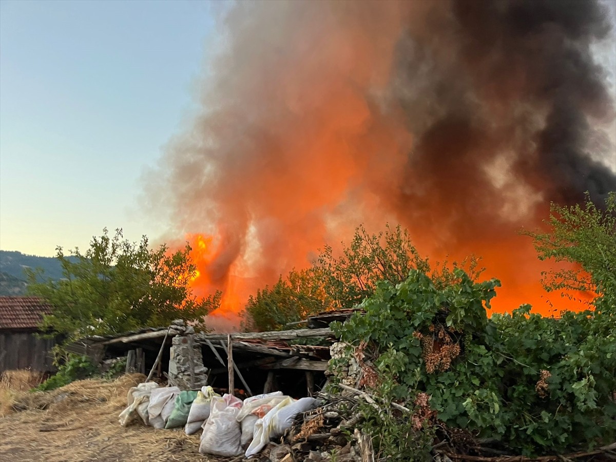 Balıkesir'in Bigadiç ilçesinde çıkan yangında 15 ev kullanılamaz hale geldi.