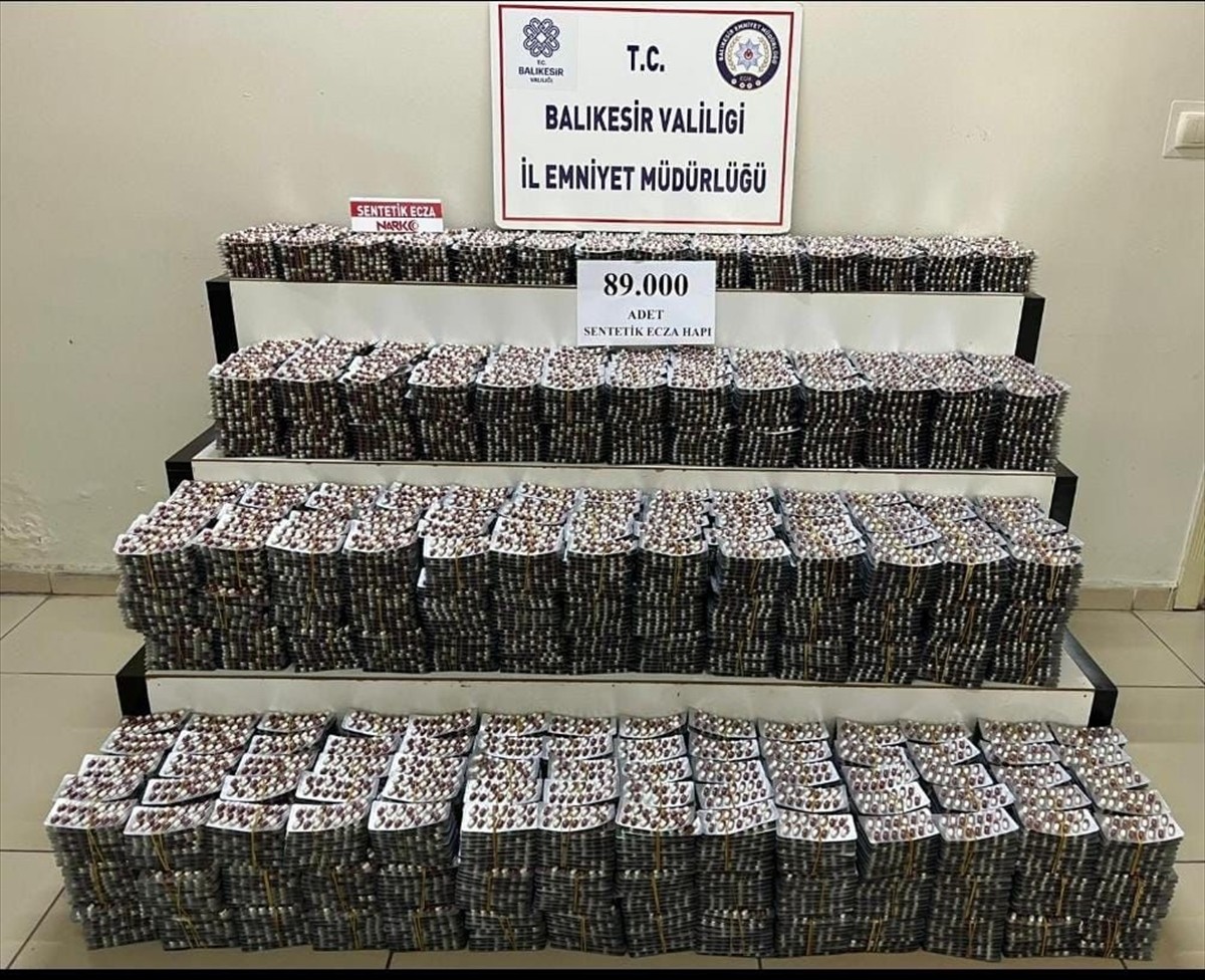 Balıkesir'in Burhaniye ilçesinde uyuşturucu operasyonunda 89 bin sentetik ecza hapı ele geçirildi...