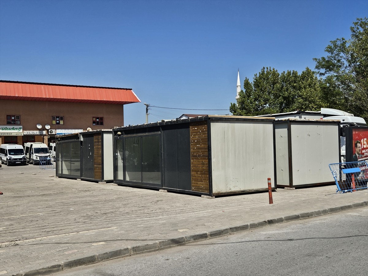 Balıkesir'in Sındırgı ilçesinde 6,1 büyüklüğündeki depremin ardından iş yerleri hasar gören ve...