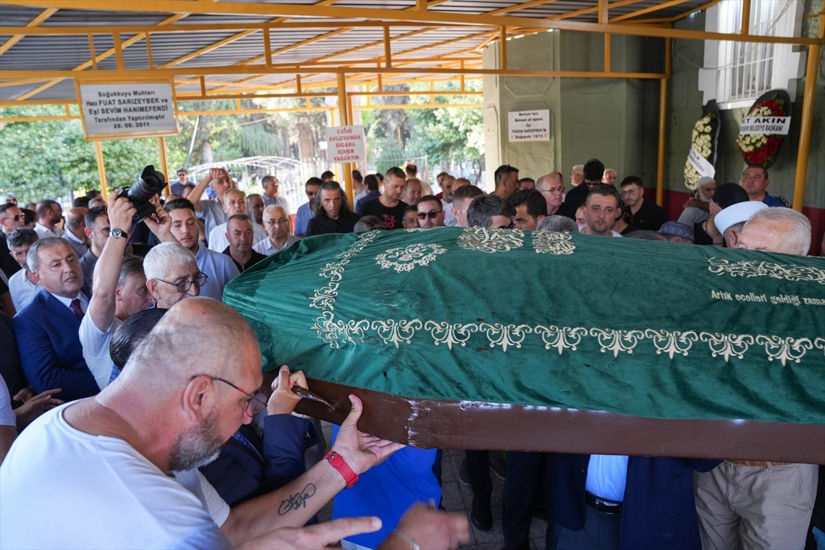 Balıkesir'in Sındırgı ilçesinde dün meydana gelen 6,1 büyüklüğündeki depremde yıkılan 3 katlı...
