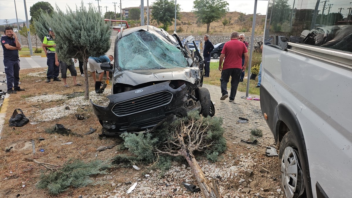 Balıkesir'in Sındırgı ilçesinde işçi servisi ile hafif ticari aracın çarpışması sonucu 4 kişi...