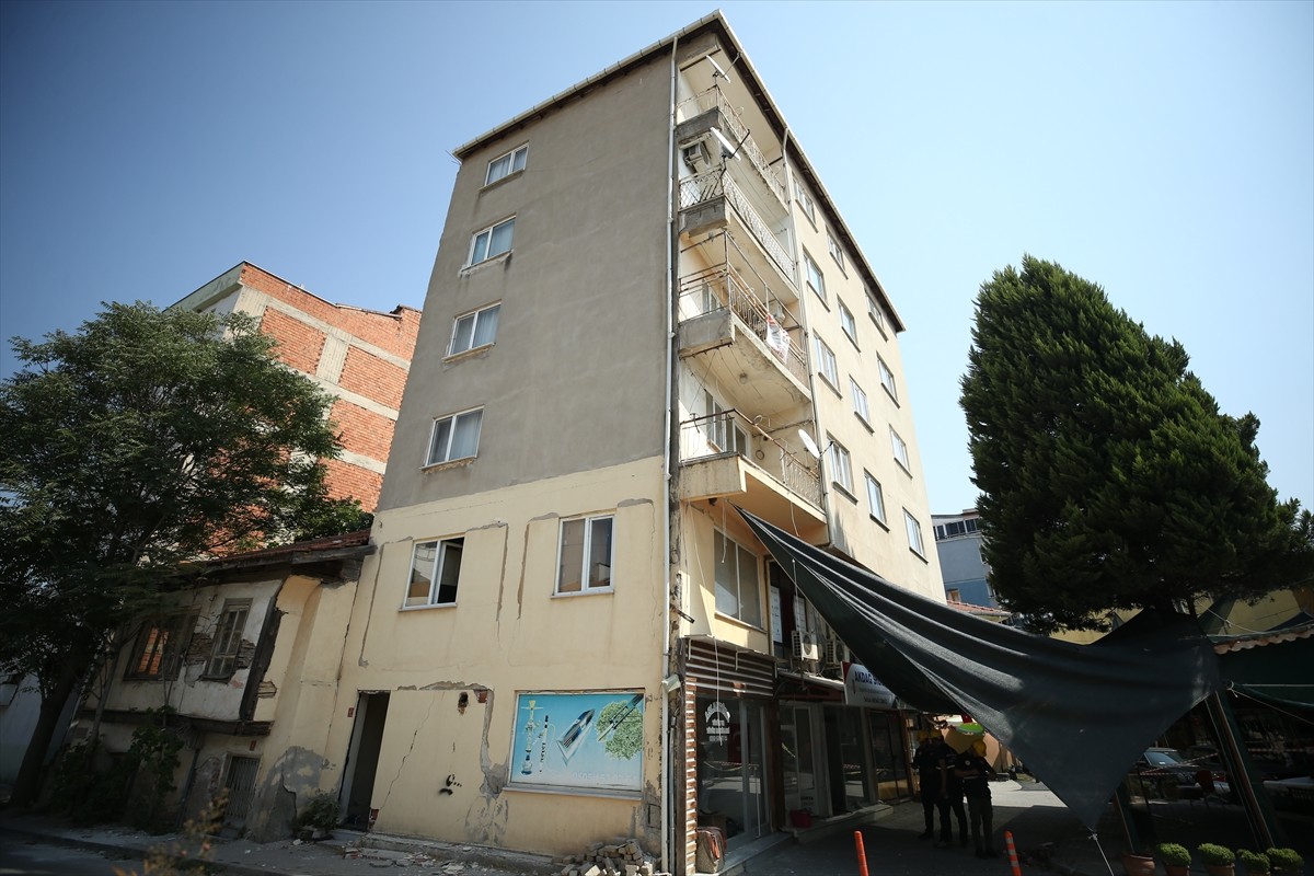 Balıkesir'in Sındırgı ilçesinde meydana gelen 6,1 büyüklüğündeki depremin ardından başlanan hasar...