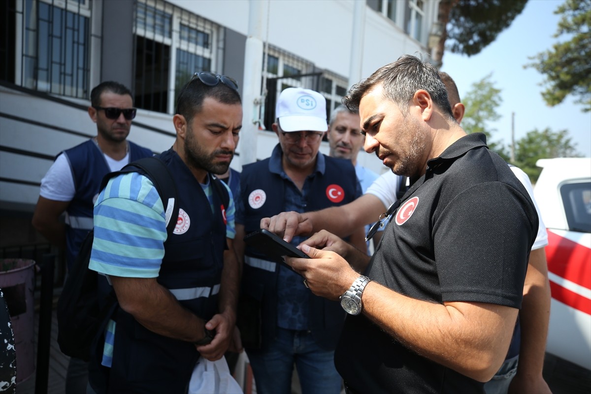 Balıkesir'in Sındırgı ilçesinde meydana gelen 6,1 büyüklüğündeki depremin ardından başlanan hasar...