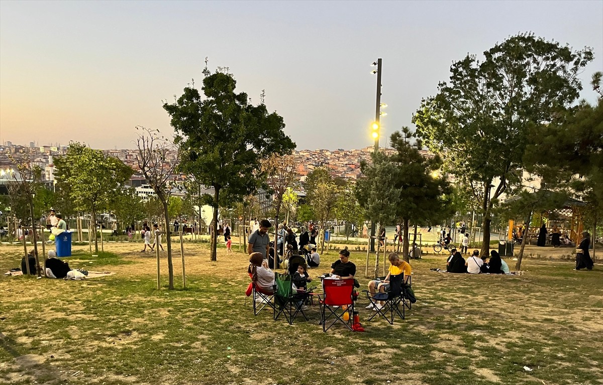 Balıkesir'in Sındırgı ilçesinde meydana gelen 6,1 büyüklüğündeki depremin hissedildiği İstanbul'da...