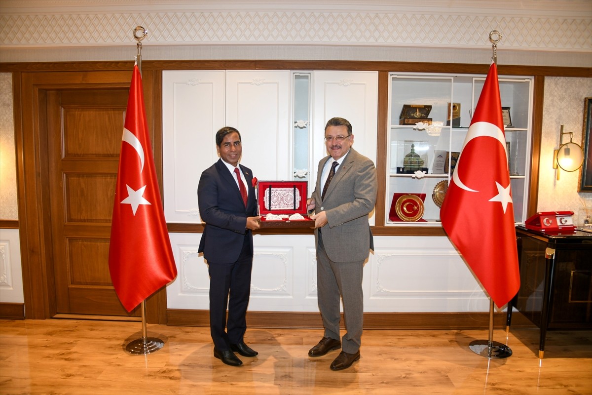 Bangladeş'in Ankara Büyükelçisi M. Amanul Haq (solda), Trabzon Büyükşehir Belediye Başkanı Ahmet...