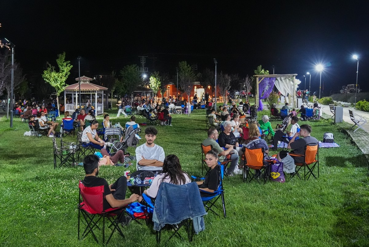 Başkentte gökyüzü meraklıları, yılın en etkileyici doğa olaylarından biri olarak gösterilen...