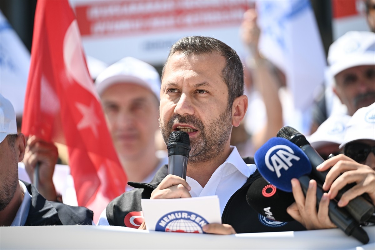 Bayındır Memur-Sen, zam teklifine ilişkin basın açıklaması yapmak üzere Sincan Etimesgut Tapu...