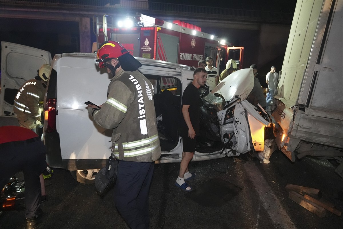 Bayrampaşa'da hafif ticari aracın park halindeki kamyonete çarpması sonucu 1'i ağır 3 kişi...