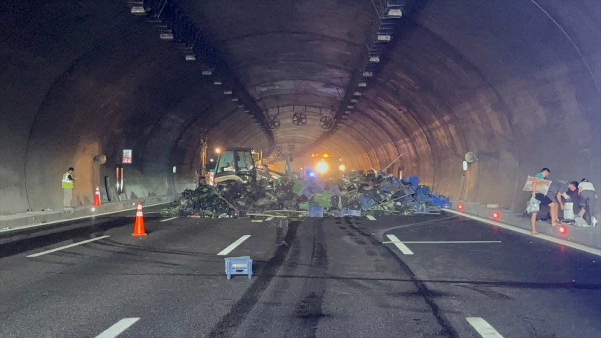 Beykoz'da, sebze yüklü tırın devrildiği otoyoldaki tünel ulaşıma kapanırken, yolda trafik...