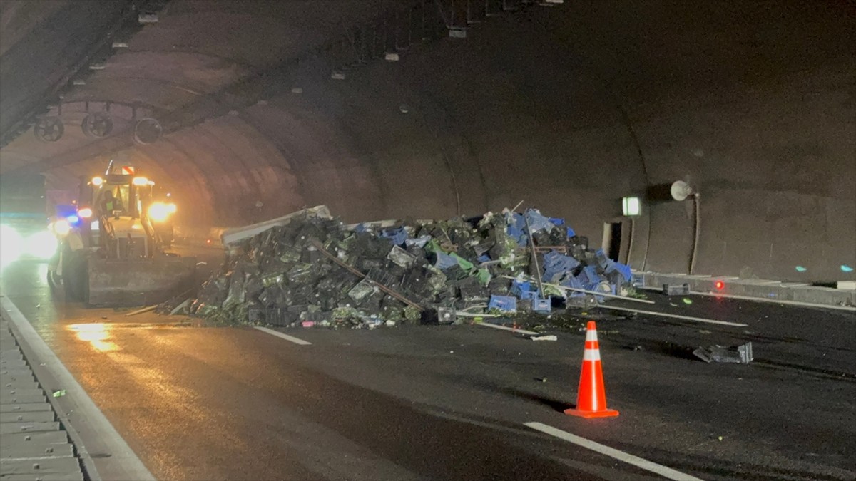 Beykoz'da, sebze yüklü tırın devrildiği otoyoldaki tünel ulaşıma kapanırken, yolda trafik...