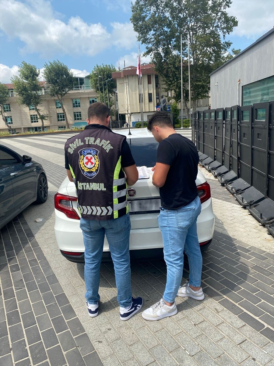 Beykoz'da tünelde konvoy yaparak trafik güvenliğini tehlikeye düşürdüğü belirlenen 4 sürücüye...