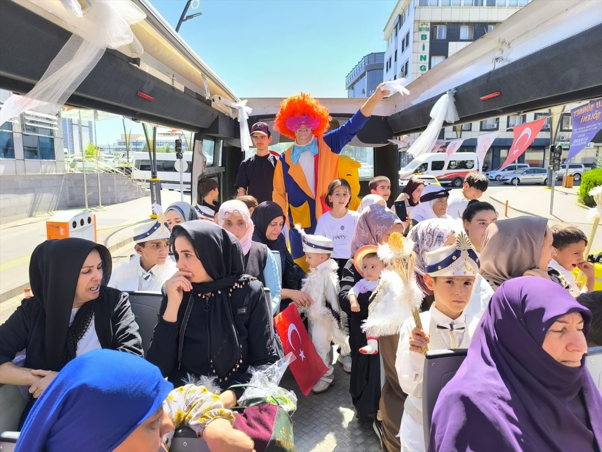 Bingöl'de, 15 çocuk için toplu sünnet şöleni yapıldı. Şölen kapsamında sünnet kıyafetlerini giyen...