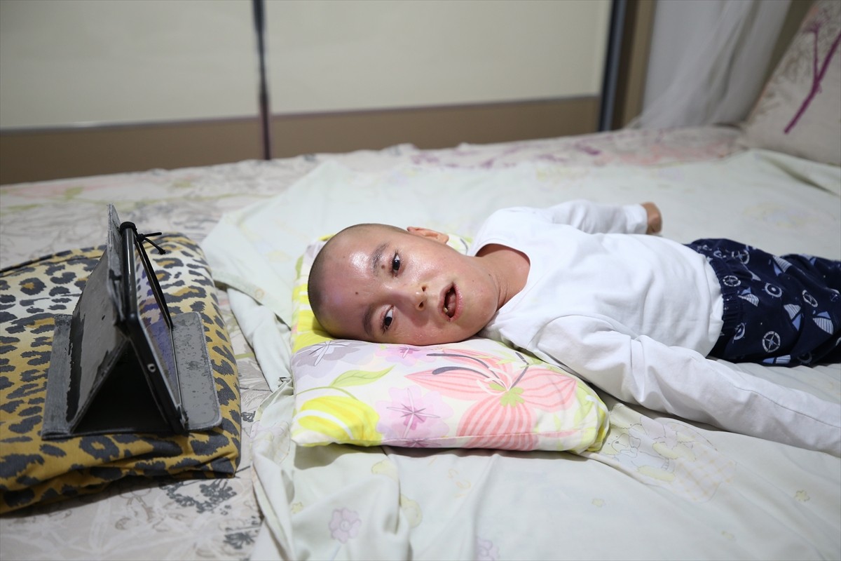 Bingöl'ün Genç ilçesinde balık pulu (iktiyozis) hastası bir oğlunu kaybeden anne Nihal Ortak...