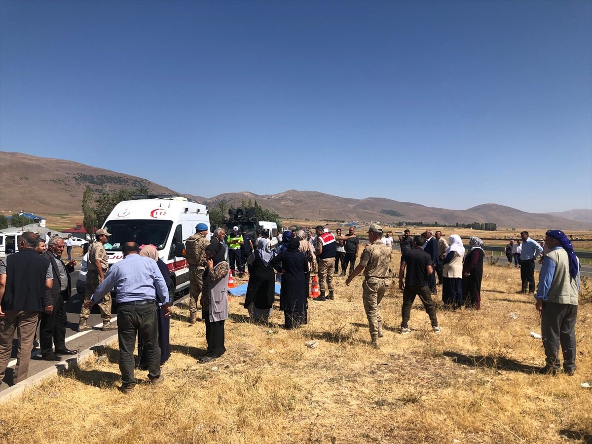 Bingöl'ün Karlıova ilçesinde otomobilin çarptığı kişi hayatını kaybetti. Kaza yerine 112 Acil...