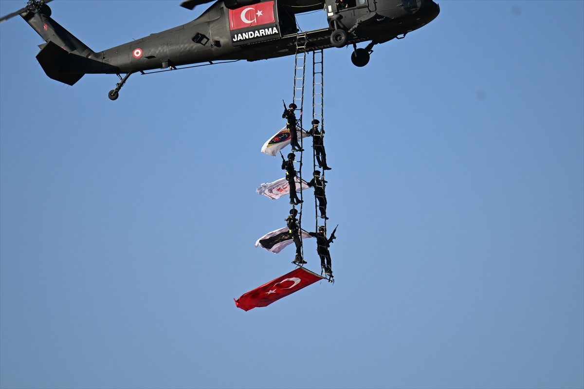 Bitlis'in Ahlat ilçesinde düzenlenen Malazgirt Zaferi'nin 954. yıl dönümü kutlamalarında Jandarma...