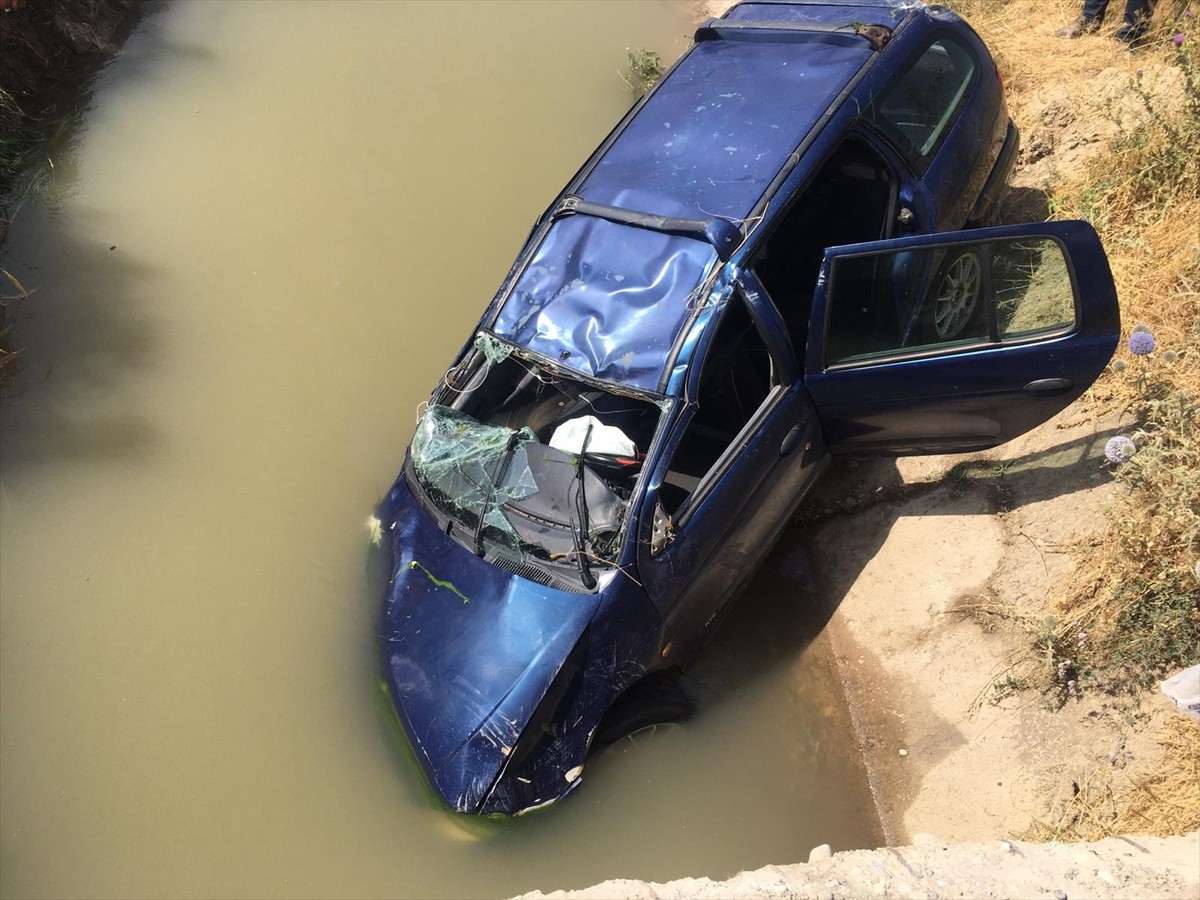  Bitlis'in Ahlat ilçesinde kanala düşen otomobildeki 1 kişi öldü, 2 kişi yaralandı.