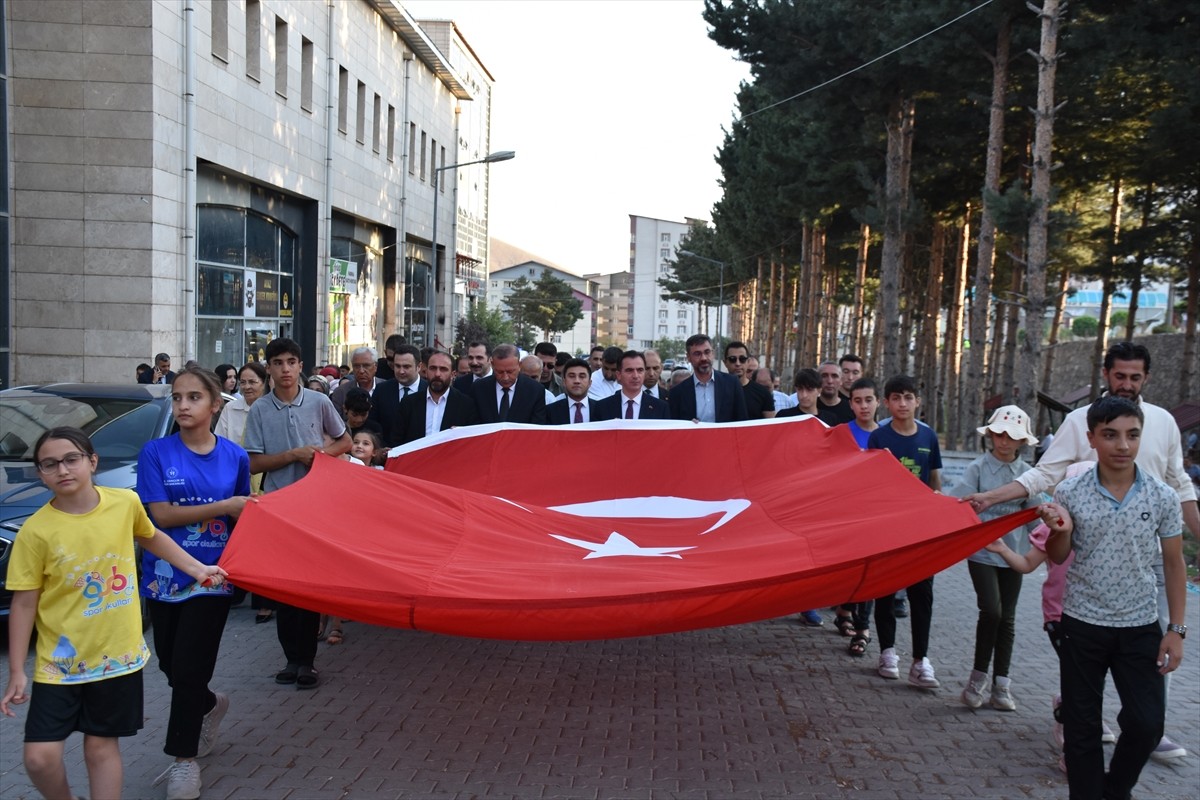 Bitlis'in düşman işgalinden kurtuluşunun 109. yıl dönümü etkinlikleri, kortej yürüyüşüyle başladı....