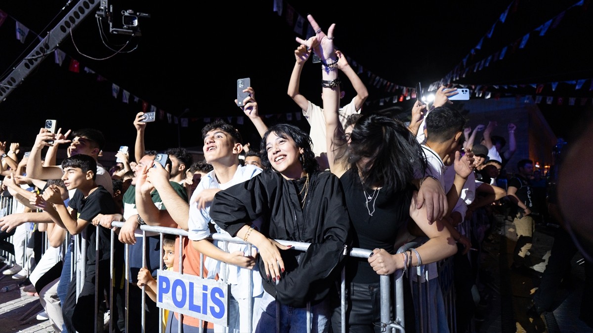 Bitlis'te kentin düşman işgalinden kurtuluşunun 109. yıl dönümü etkinlikleri kapsamında şarkıcı...