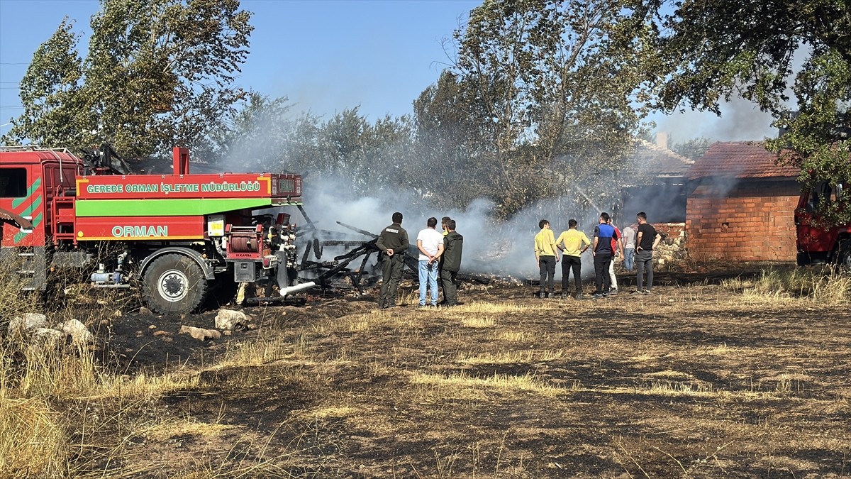 Bolu'nun Yeniçağa ilçesinde tarlada başlayan yangında ahşap ev yanarak kullanılamaz hale...