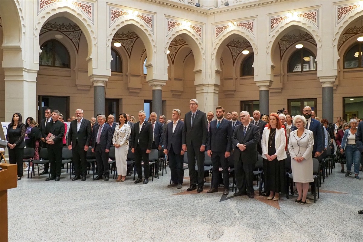 Bosna Hersek'teki savaşta Sırp birliklerinin bombardımanıyla 33 yıl önce yakılan Vijecnica...