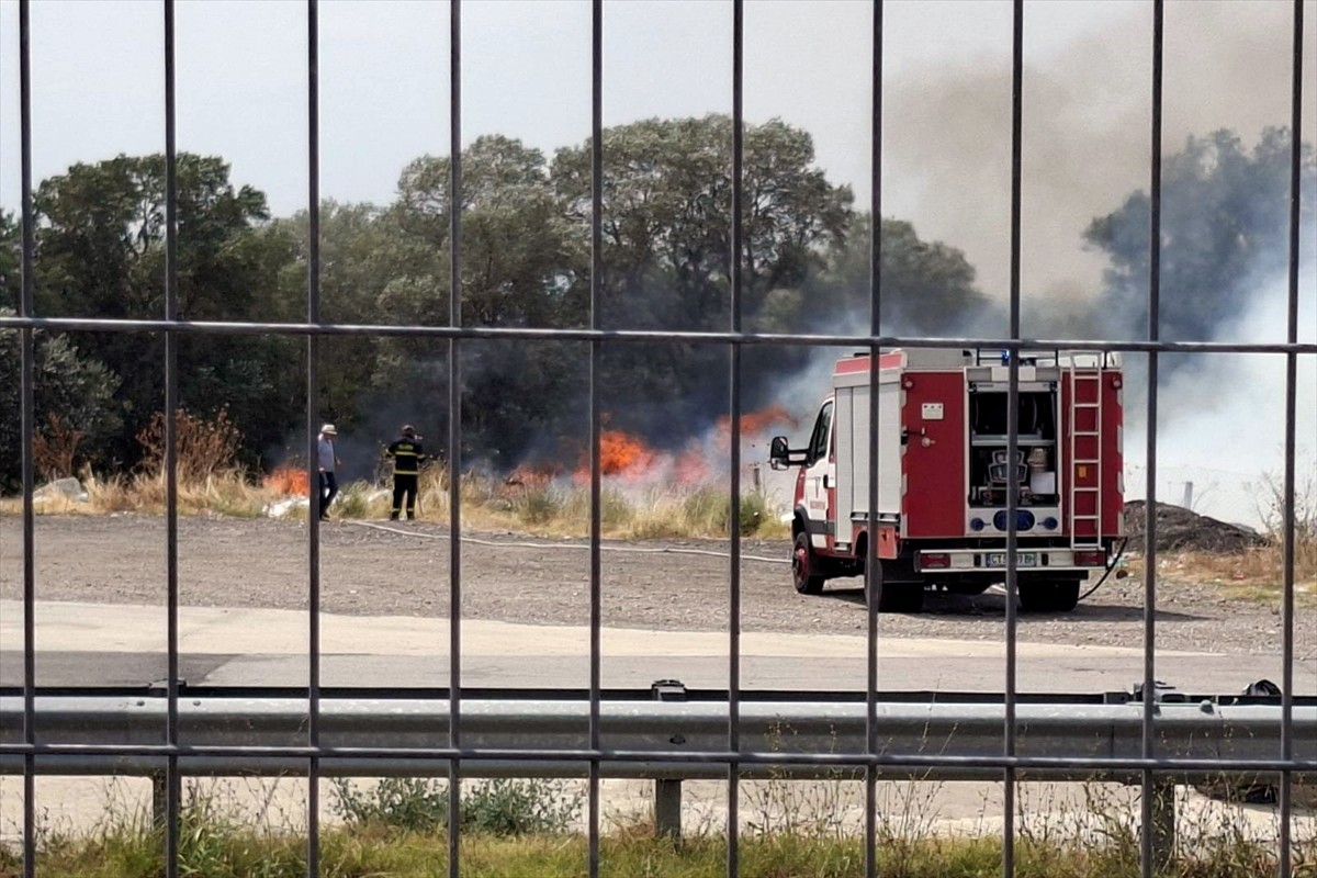 Bulgaristan’ın güneyindeki Sakar Dağı bölgesinde 30 bin dönümlük alana yayılan yangına karadan ve...
