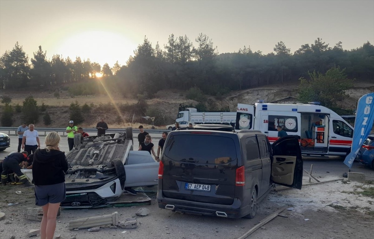 Burdur'da panelvanın otomobile çarpması sonucu 6 kişi yaralandı. İhbar üzerine kaza yerine sağlık...