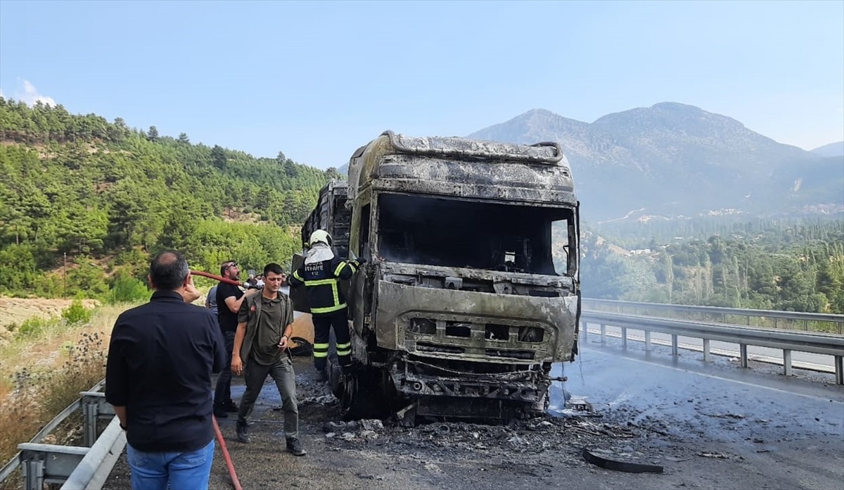 Burdur'da, yangın çıkan tır kullanılamaz hale geldi.
