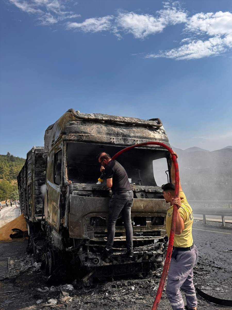 Burdur'da, yangın çıkan tır kullanılamaz hale geldi.