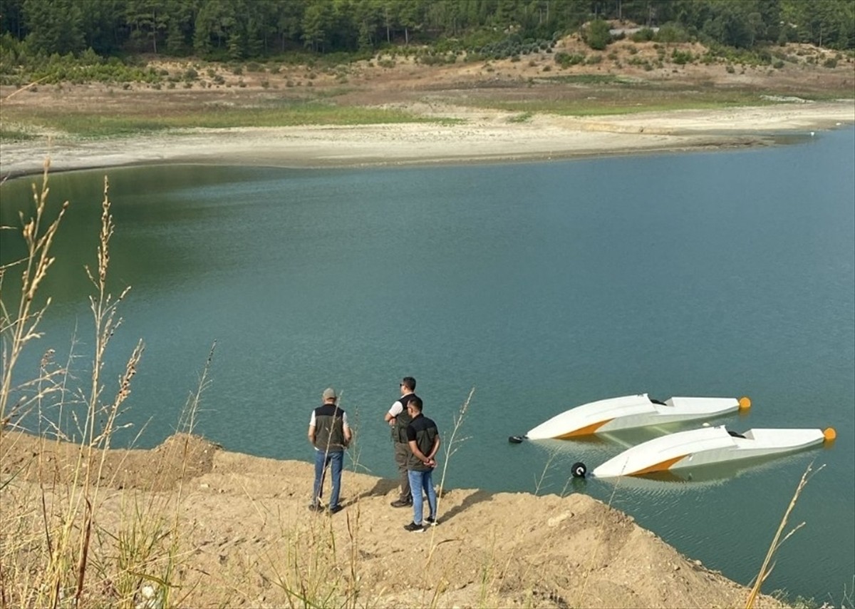 Burdur'un Bucak ilçesinde kaza kırıma uğrayan uçak göl kıyısına çekildi.