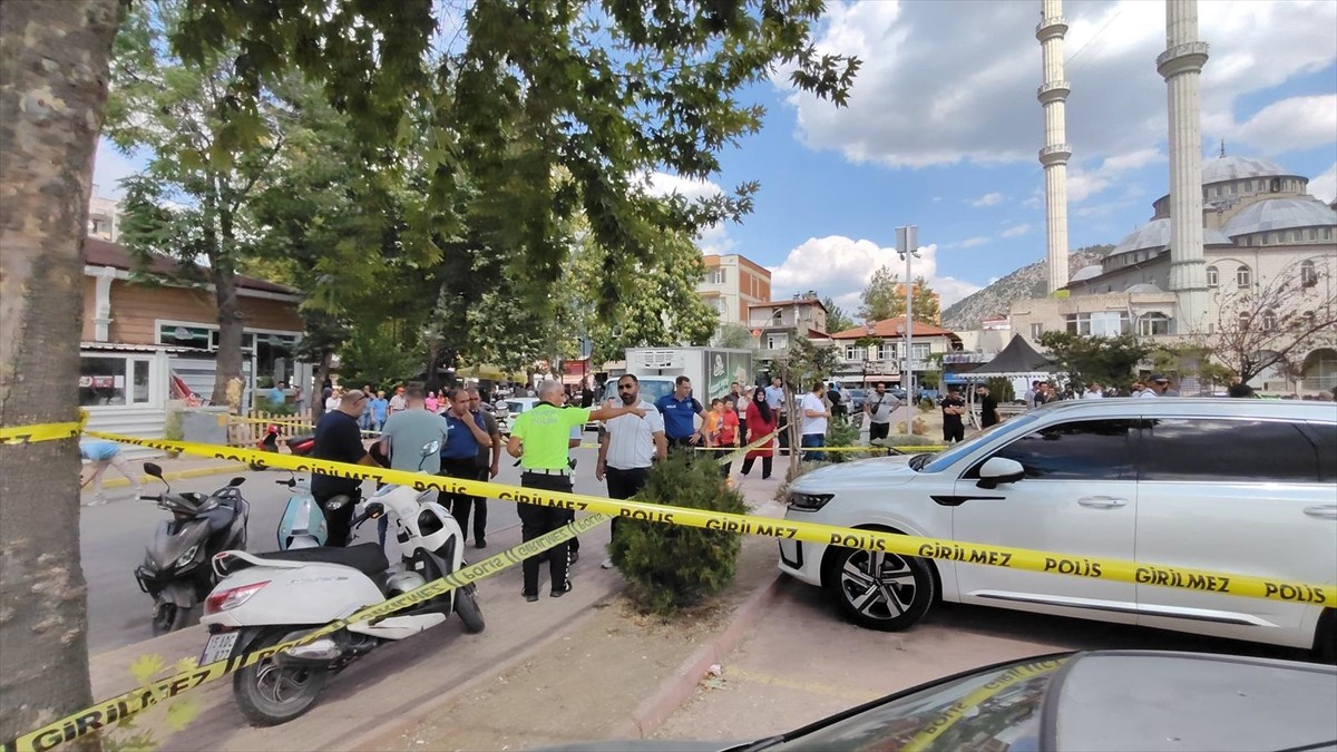 Burdur'un Bucak ilçesinde silahlı saldırıda yaralanan 2 kişi hastaneye kaldırıldı. Polis ekipleri...