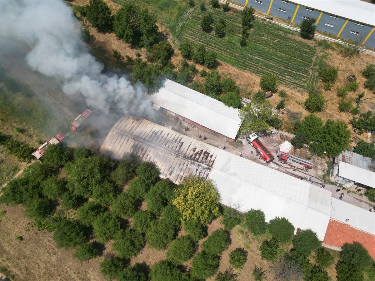 Bursa'nın İnegöl ilçesinde faaliyet gösteren mobilya imalathanesinde çıkan yangın itfaiye...