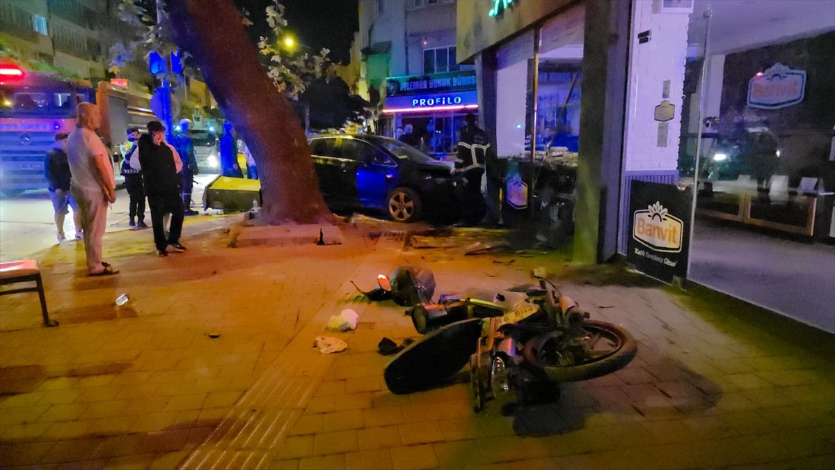 Bursa'nın İnegöl ilçesinde, iş yerinin duvarına çarpan otomobildeki 2 kişi yaralandı.