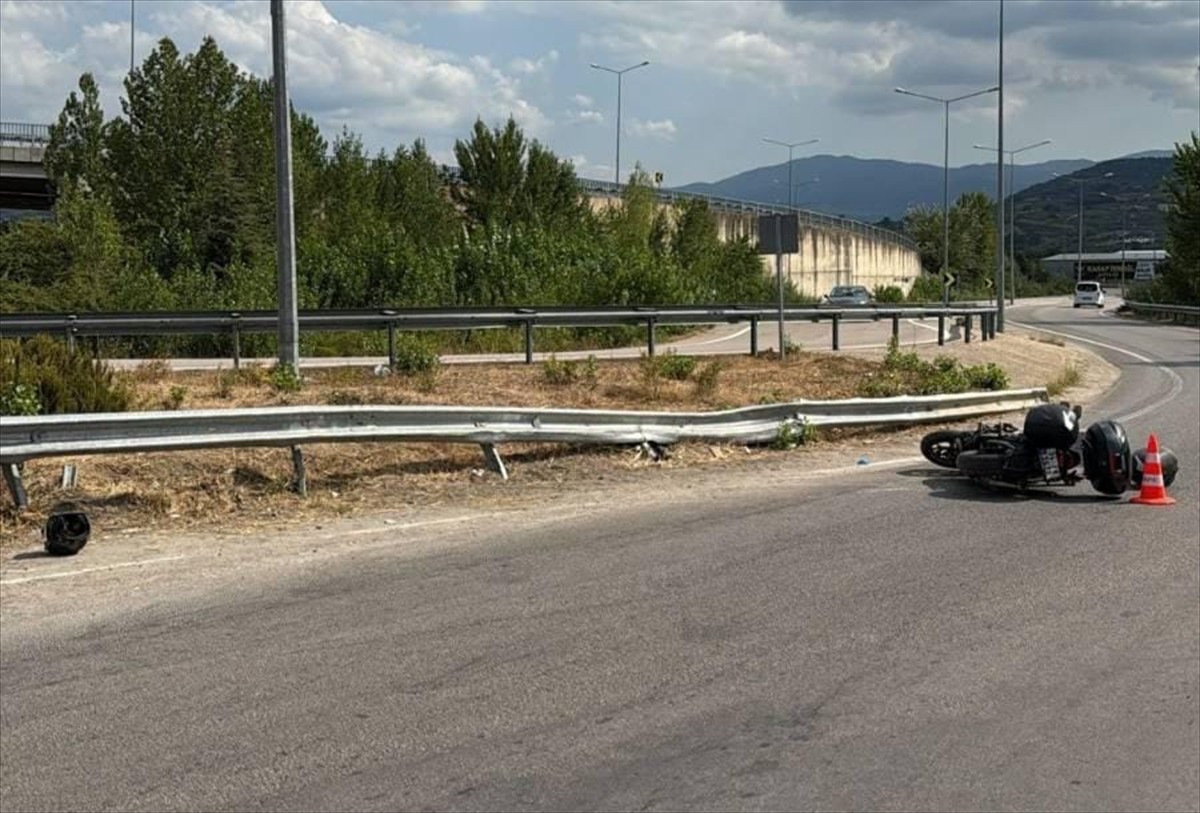 Bursa'nın İnegöl ilçesinde motosikletin bariyere çarpması sonucu 1 kişi yaşamını yitirdi, 1 kişi...