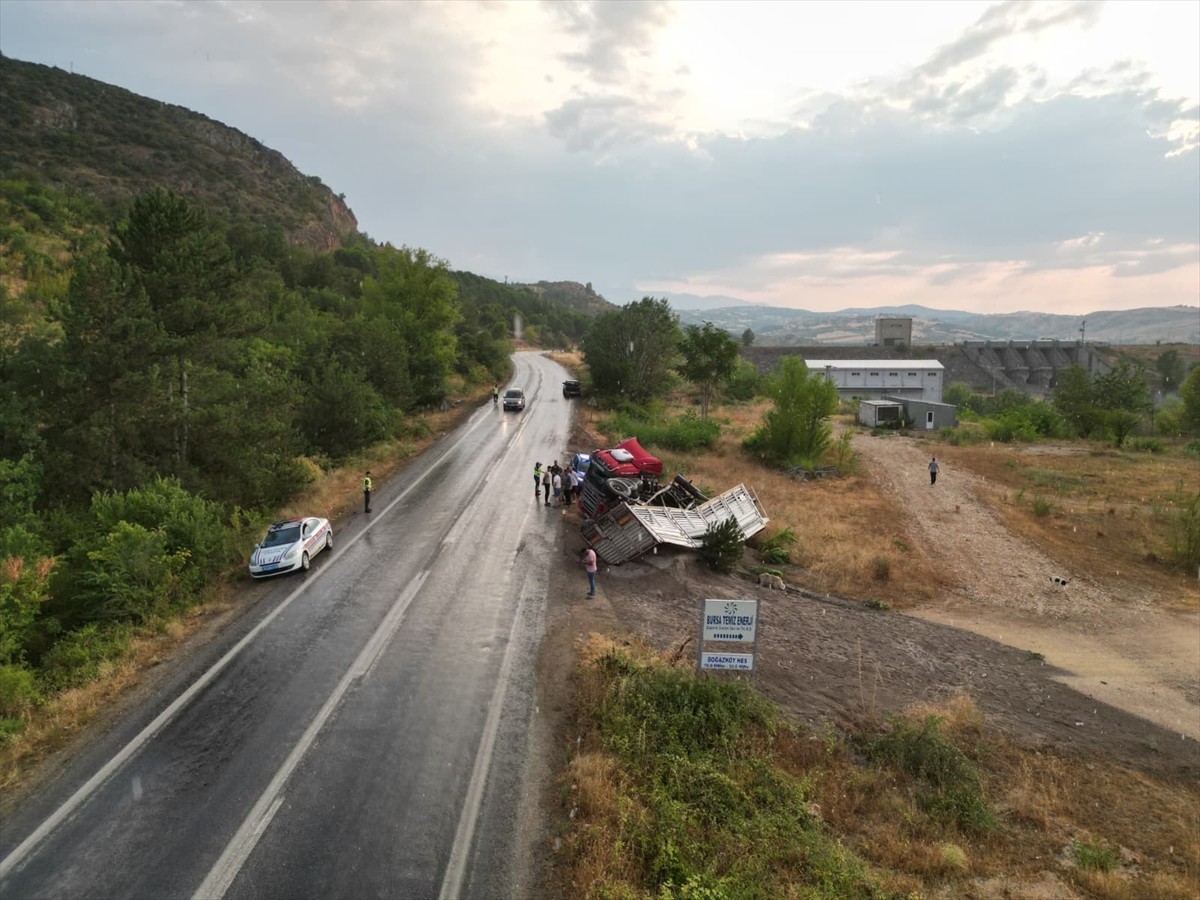 Bursa'nın İnegöl ilçesinde, şarampole devrilen tırın sürücüsü yaralandı.