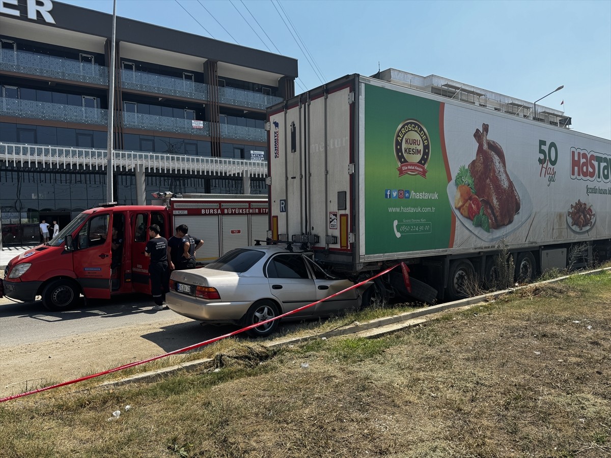 Bursa'nın Nilüfer ilçesinde park halindeki tıra arkadan çarpan otomobilin sürücüsü hayatını...