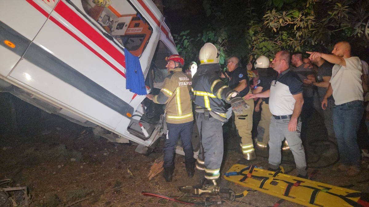 Bursa'nın Orhangazi ilçesinde hasta nakil ambulansı ile kamyonetin çarpışması sonucu 5 kişi...