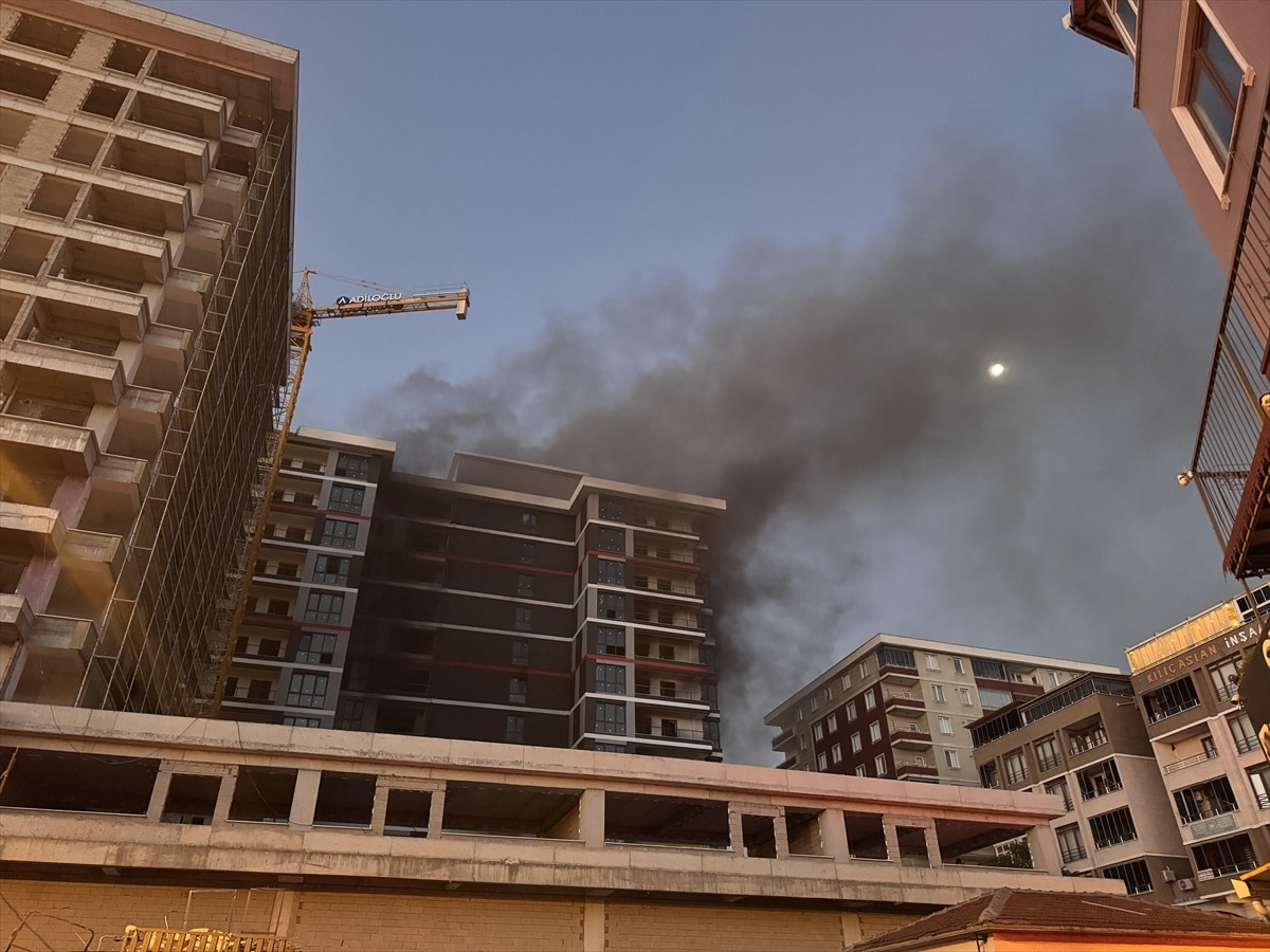 Bursa'nın Yıldırım ilçesinde yapımı devam eden 13 katlı inşaatta çıkan yangın...
