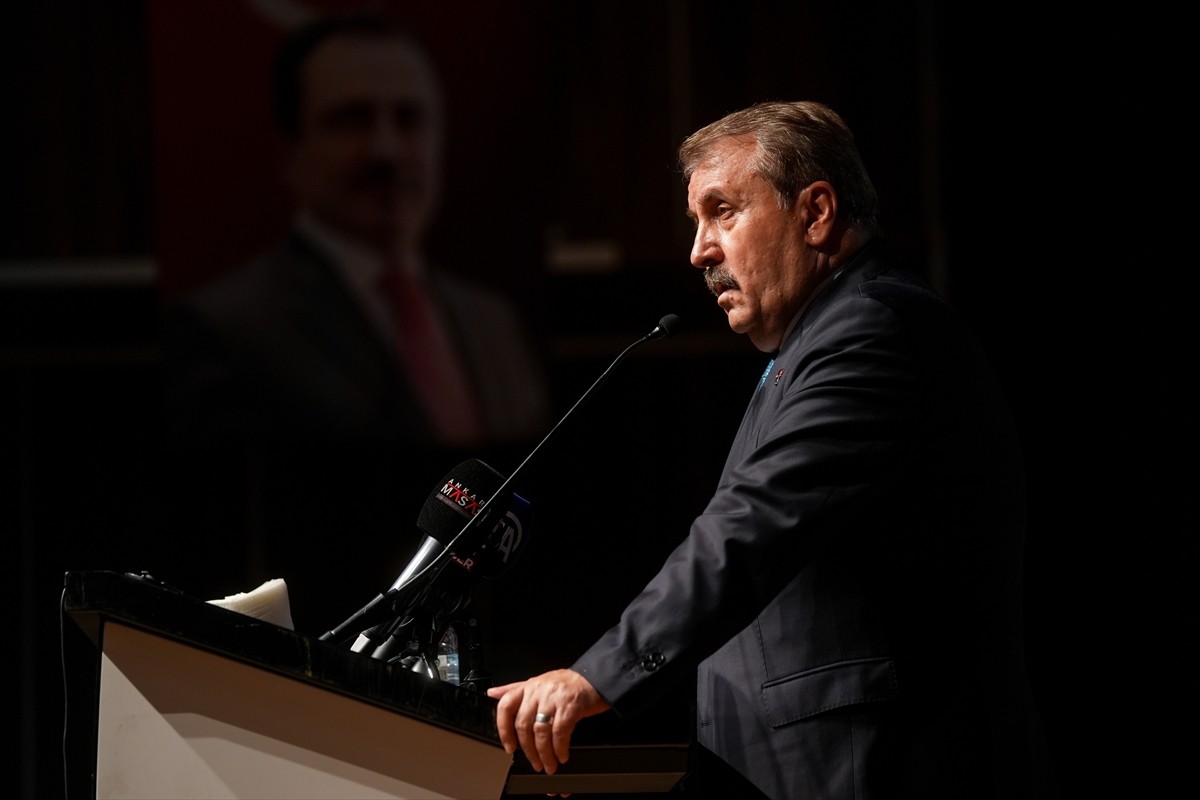 Büyük Birlik Partisi (BBP) Genel Başkanı Mustafa Destici, partisinin Kartal Olağan İlçe...