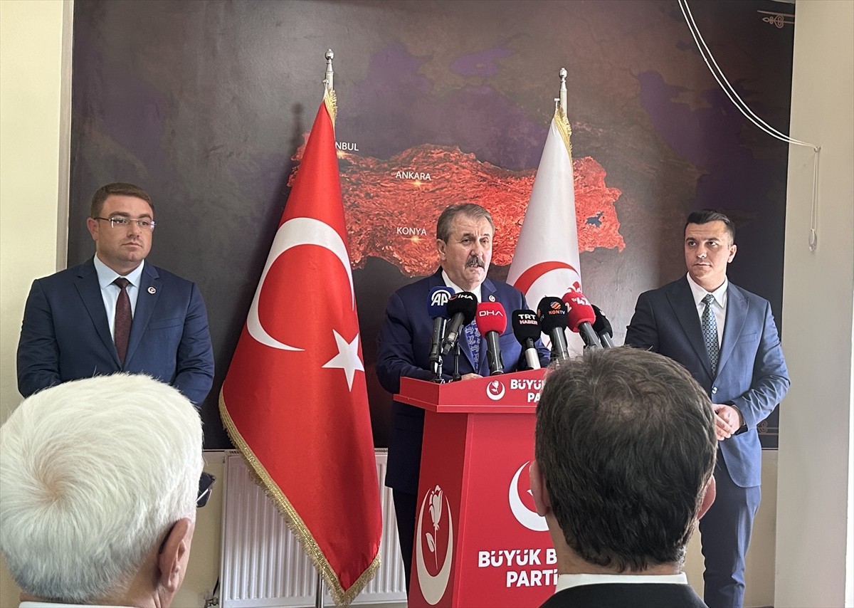 Büyük Birlik Partisi (BBP) Genel Başkanı Mustafa Destici, partisinin Konya il binasında basın...