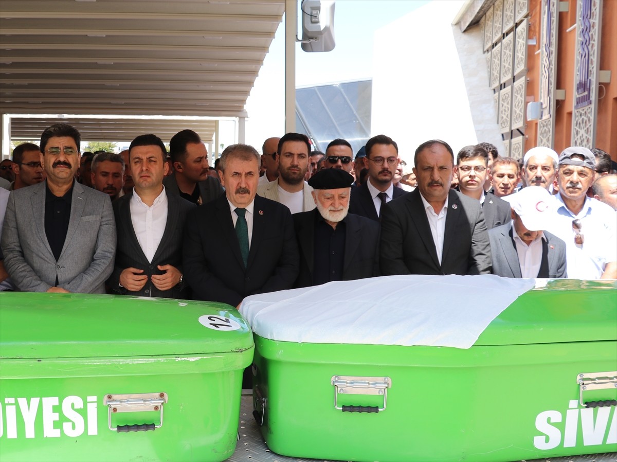 Büyük Birlik Partisi (BBP) Genel Başkanı Mustafa Destici (sol 3), partisinin Sivas İl Başkanı...