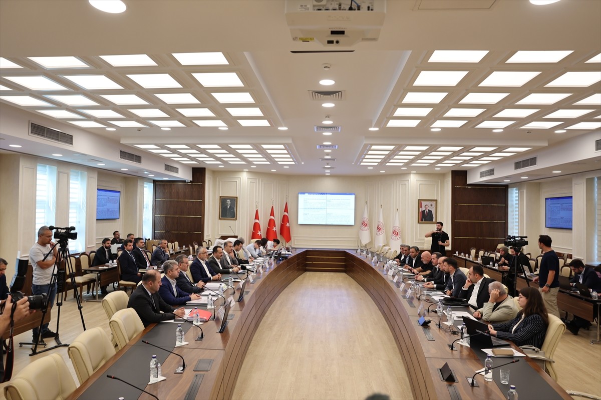 Çalışma ve Sosyal Güvenlik Bakanı Vedat Işıkhan, 8. Dönem Toplu Sözleşme görüşmeleri kapsamında...