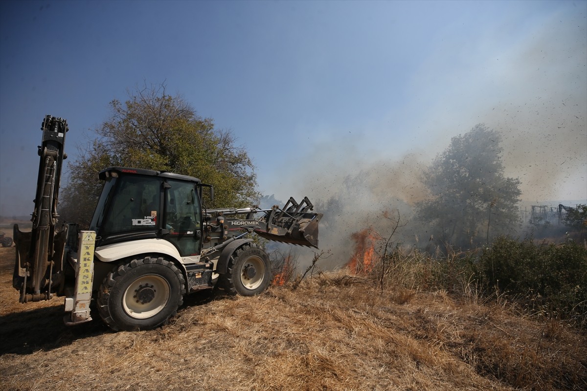 Çanakkale'de arazide çıkan yangın havadan ve karadan müdahaleyle kontrol altına alındı.
