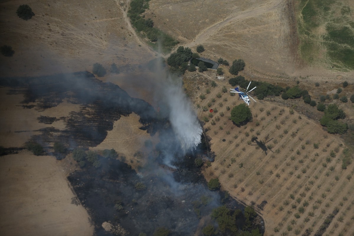 Çanakkale'nin Ayvacık ilçesinde zirai alanda çıkan yangına havadan ve karadan müdahale ediliyor....